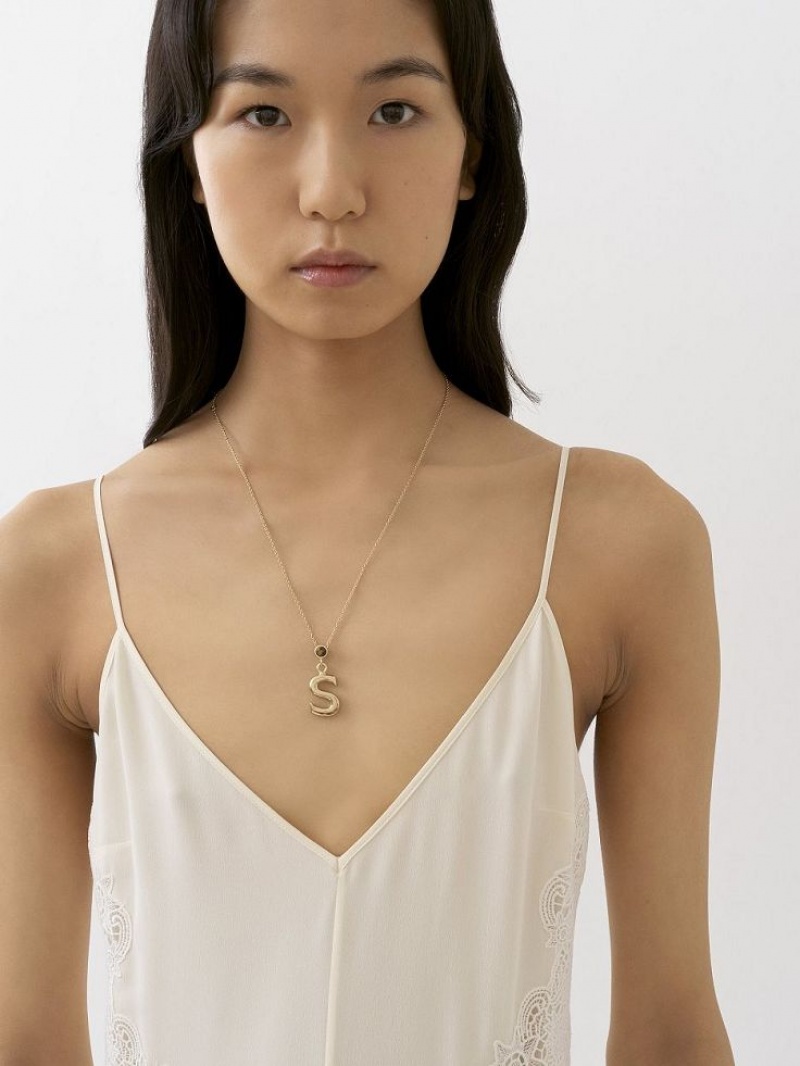 Collares Chloe Alphabet With Pendant Doradas | CHE-SR14337